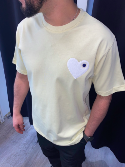 TEE SHIRT JAUNE MOTIF COEUR BLANC